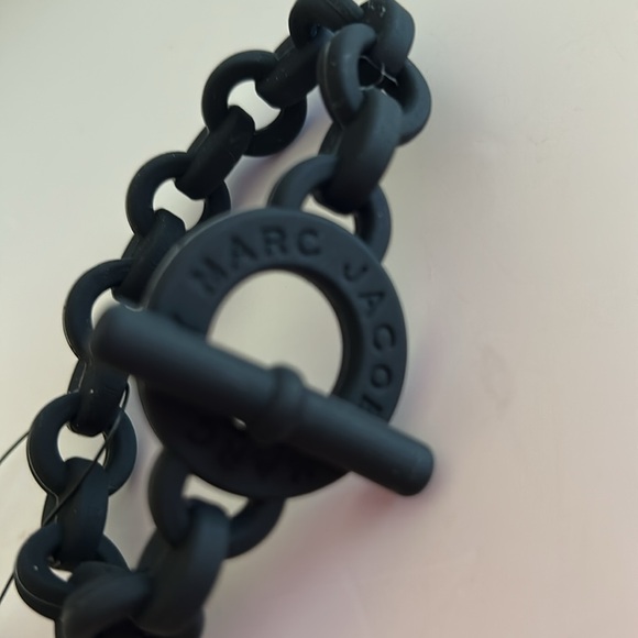 Marc By Marc Jacobs Macintosh BLAKC Turnlock Rubber Stretch Bracelet - NWT - Picture 4 of 12
